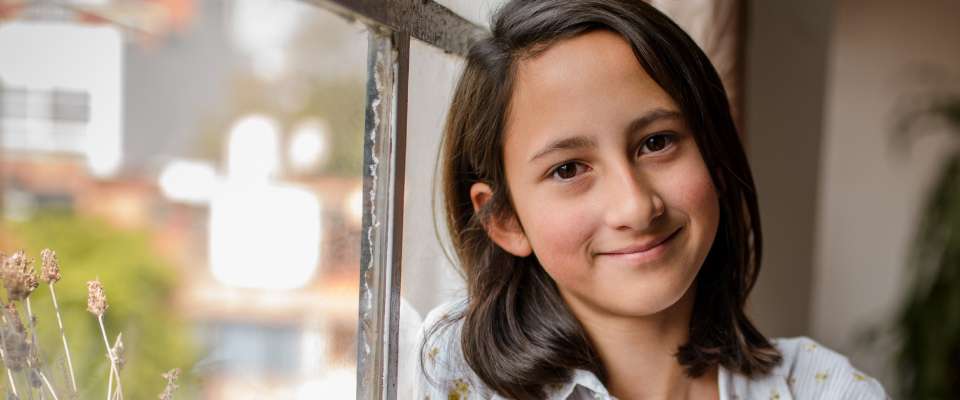 Leonie erlebte ihre Eltern nur im Streit. Mit ihrem Vormund ist sie langsam wieder zuversichtlich. Porträt von vorjugendlichen Mädchen blickend in die Kamera